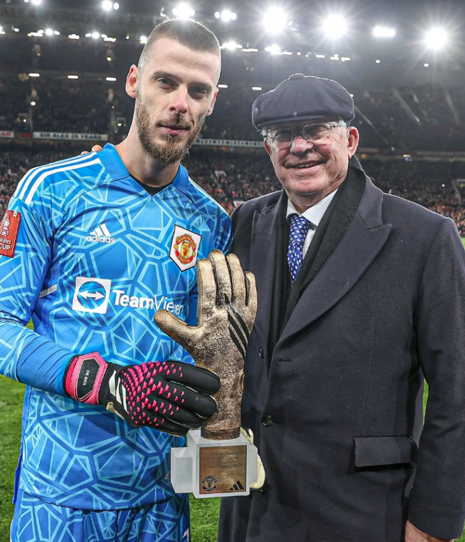 Manchester United goalkeeper David De Gea wins the Premier League Golden Glove award for 2022-23